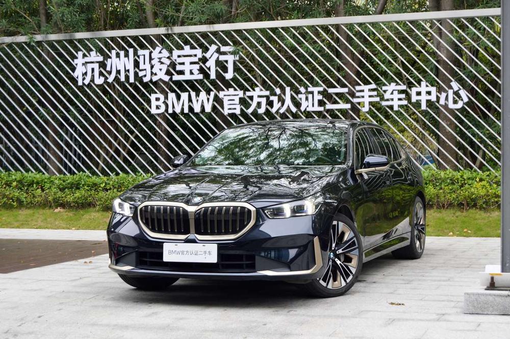 BMW 5-Series 2024 — фото автомобиля