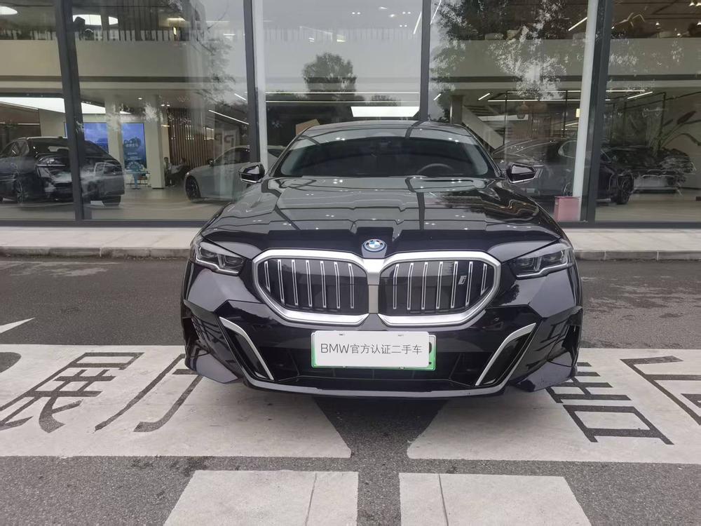 BMW i5 2024 — фото автомобиля 1