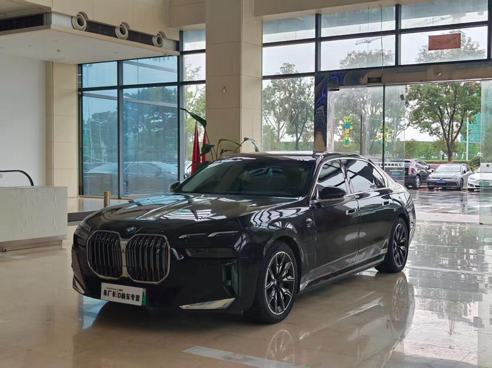 BMW i7 2023 — фото автомобиля