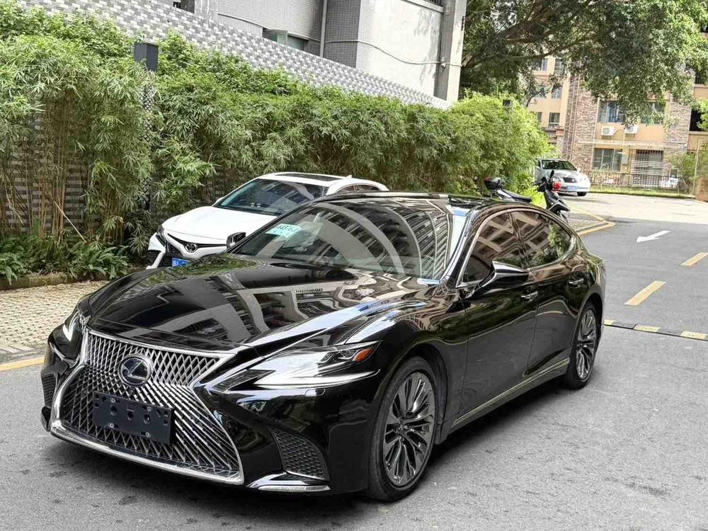 Lexus LS 2018 — фото автомобиля
