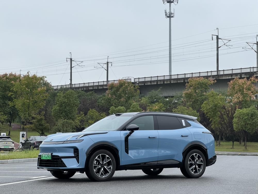 Lynk & Co 08 EM-P 2026 — фото автомобиля 1