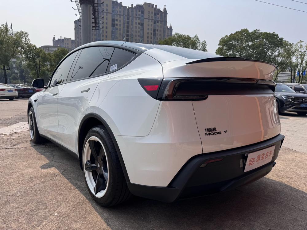 Tesla Model Y 2026 — фото автомобиля 1