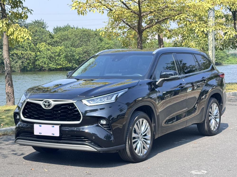 Toyota Highlander 2024 — фото автомобиля 1