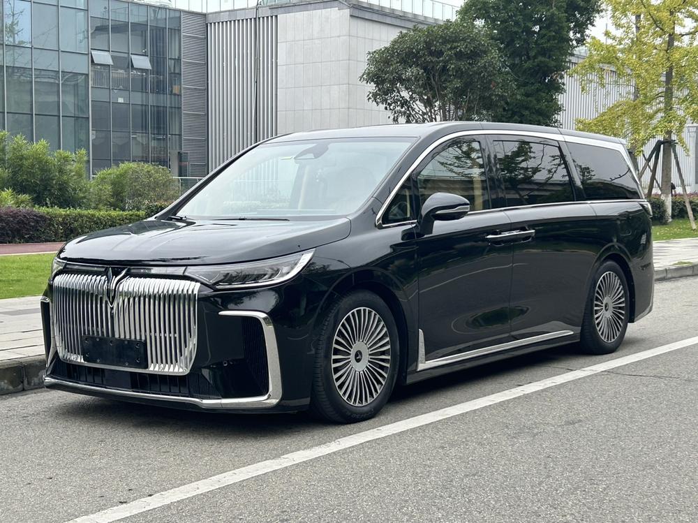 Voyah Dreamer PHEV 2025 — фото автомобиля